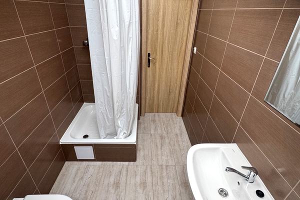 Kúpeľňa s vaňou a sprchou