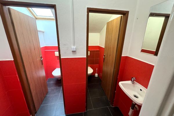 WC s dvoma kabínami