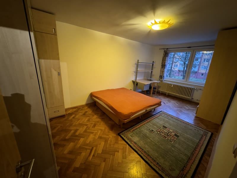 Izba v byte s parketami a výhľadom — byty a individuálne riešenia
